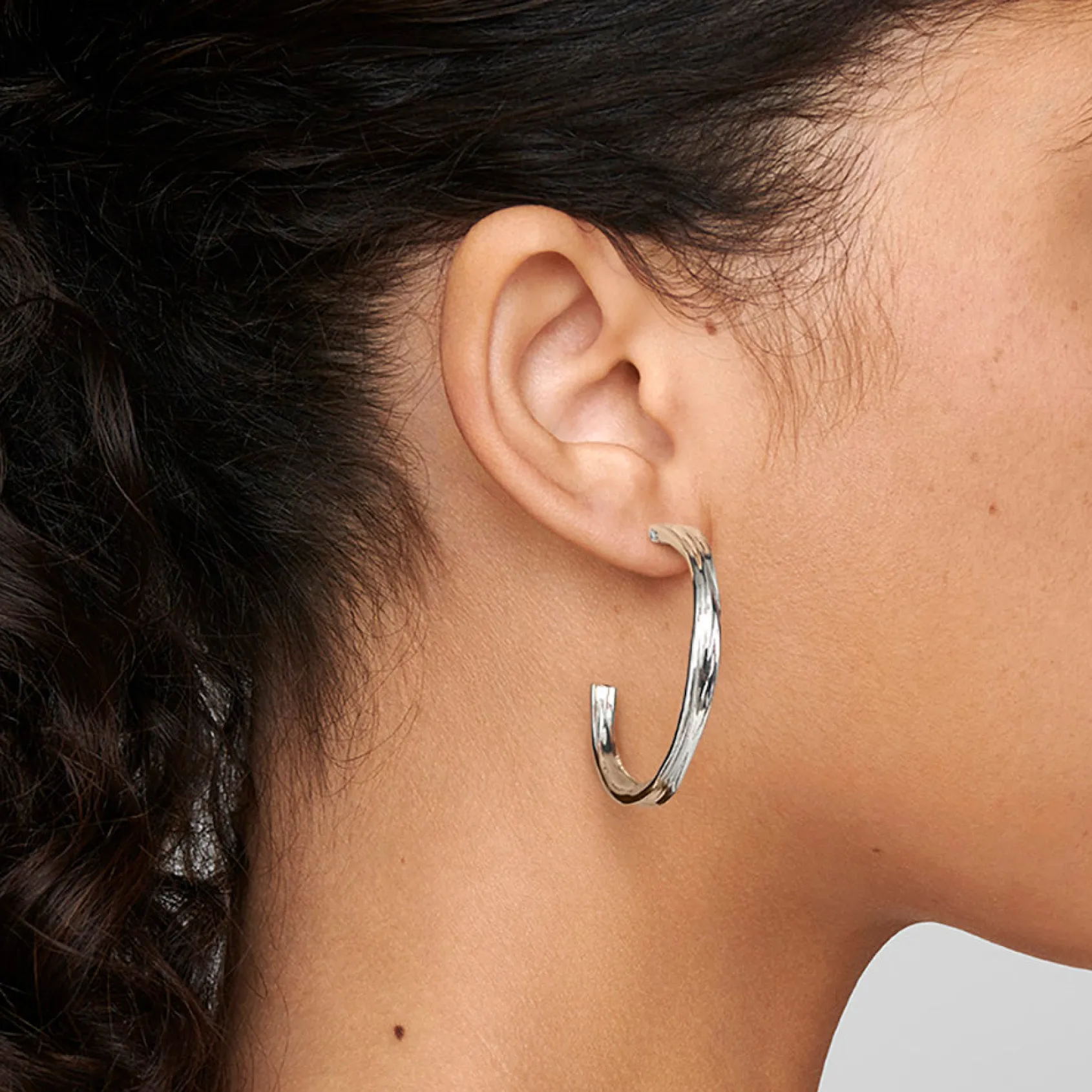Medium Crush Hoop Earrings